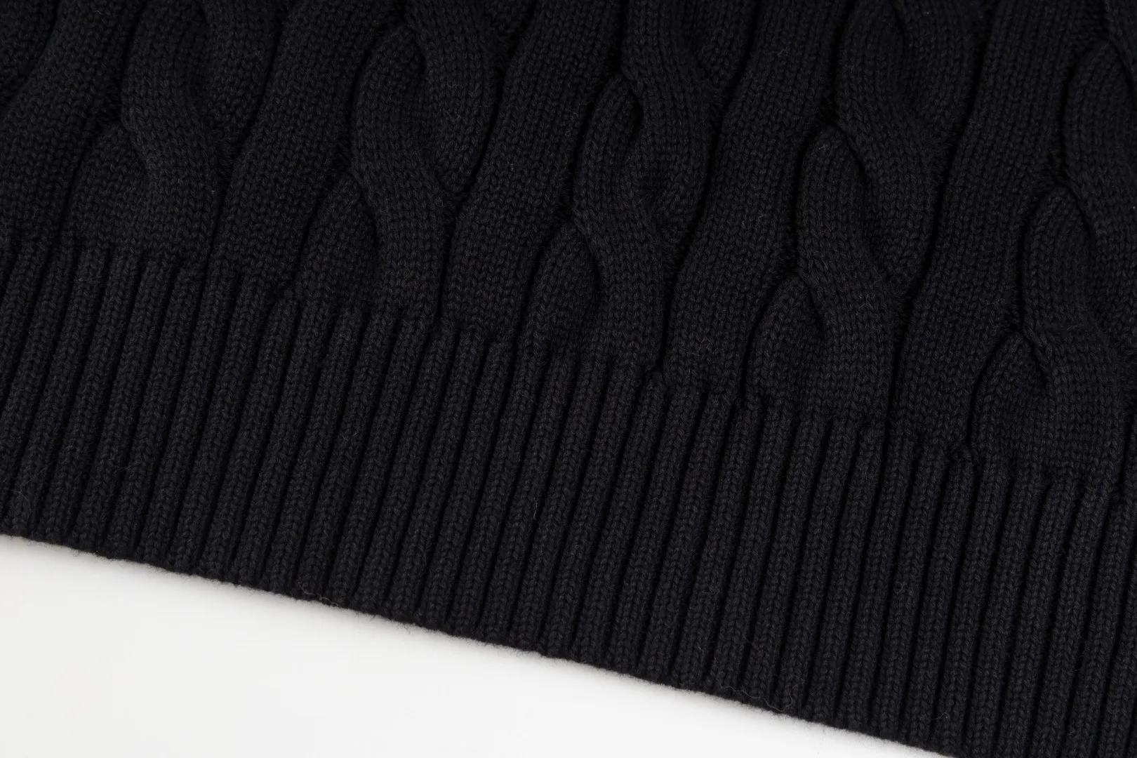 P220 #R91 RALPH LAUREN Ralph Lauren fourteen colors classic small label embroidery round neck pullover cable cardigan sweater men's top, high-density LOGO embroidery on the chest, original customization of tag accessories. Made of pure cotton yarn, pure cotton is skin-friendly and comfortable, small label war horse embroidered twist button round neck sweater 🐎 high quality, follow the blogger to learn how to wear it! Let’s buy a Ralph Lauren cable sweater. It’s a super hard-to-find series after it became popular. It’s hard to find one on the official website. It’s simple and practical to wear, with a lazy and loose feel. The thickened fabric has more texture, feels soft and delicate, and has a loose fit. Whether worn alone or layered, you can wear different styles of fashion with just one piece!   Size：XS S M L Sleeve length: 59/60/61/62/63